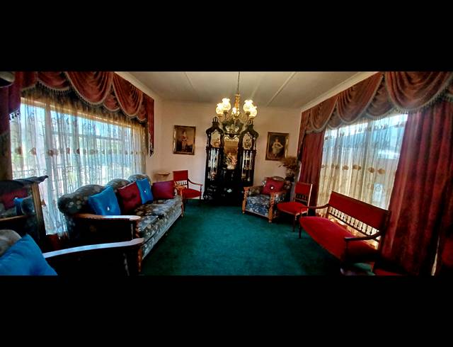 5 BEDROOM FREEHOLD FOR SALE IN PETERSFIELD